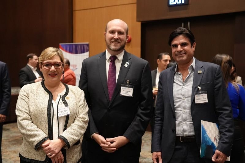 Juan Pablo Carrasco de Groote, junto a embajador de Estados Unidos en Guatemala y Waleska Sterkel