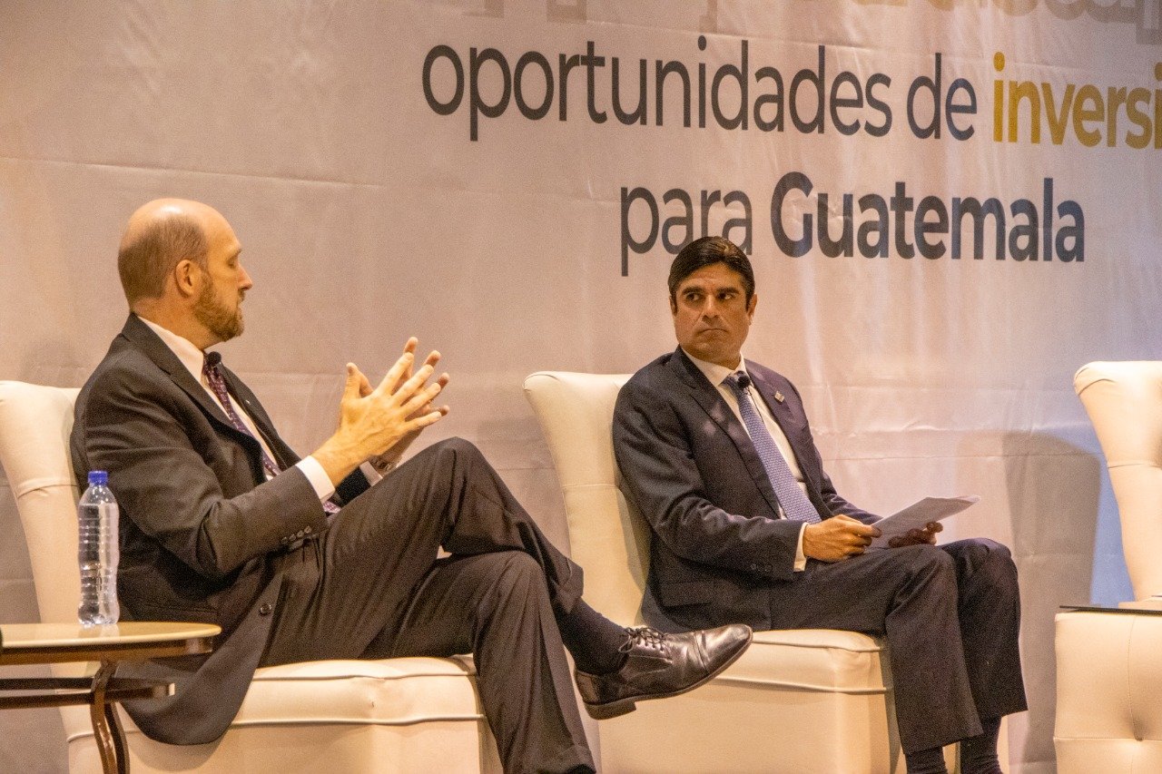 Juan Pablo Carrasco de Groote en conferencia junto a embajador de Estados Unidos