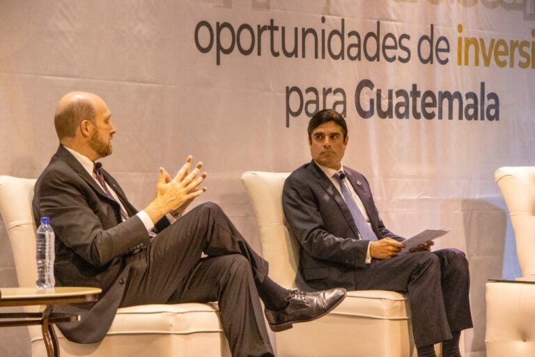 Juan Pablo Carrasco de Groote en una conferencia junto a Estados Unidos Embajador