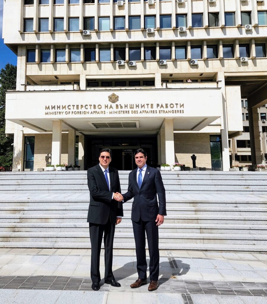 Juan Pablo Carrasco de Groote en Bulegaria junto al embajador