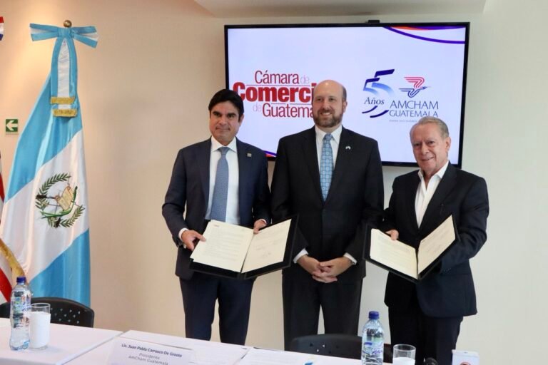 Juan Pablo Carrasco junto a embajadores de otros páises sosteniendo acuerdos