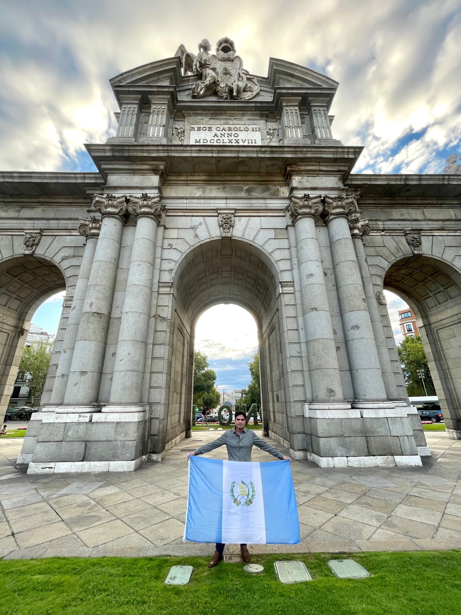 Juan Pablo Carrasco de Groote con bandera de Guatemala