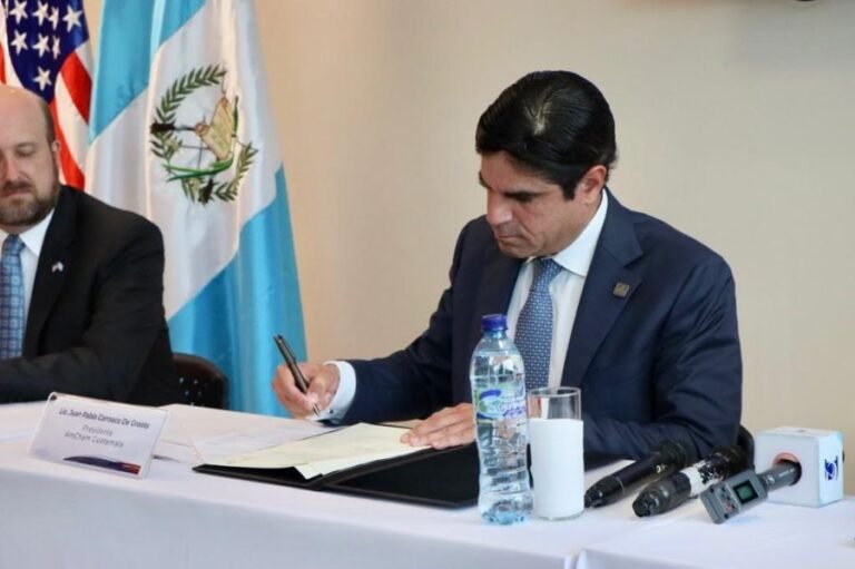 Juan Pablo Carrasco firmando inversión privada